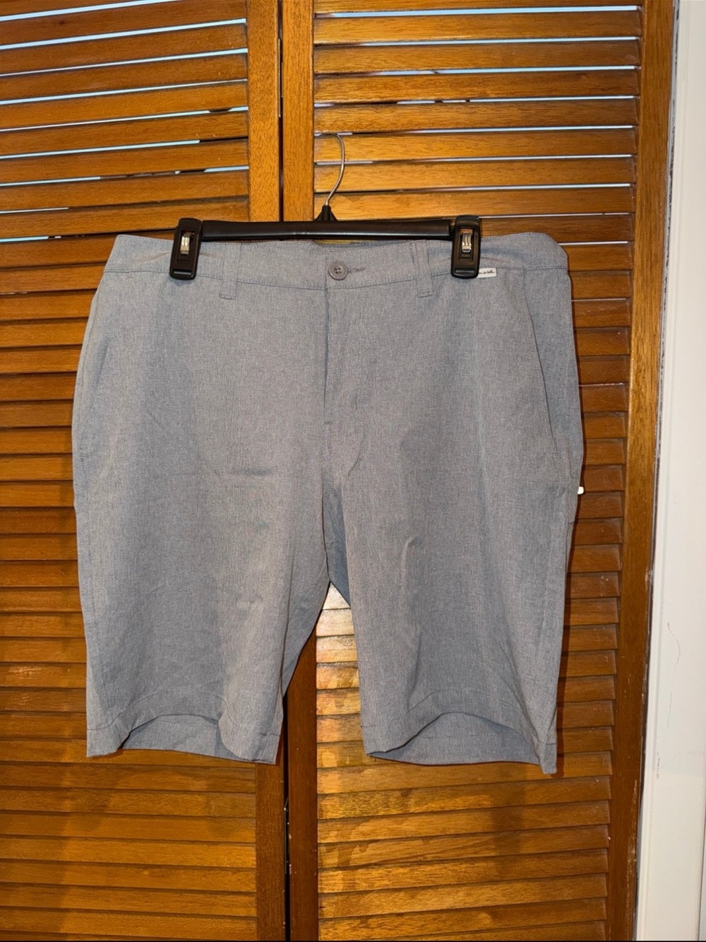 Travis Mathew Mens Beck Light Grey Shorts. Size 34 (NWTS)